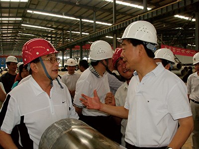 原湖南省省委常委、常務(wù)副省長(zhǎng)于來(lái)山視察生產(chǎn)車(chē)間時(shí)與彭琪董事長(zhǎng)親切交談